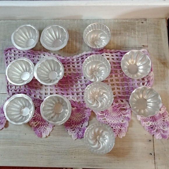 12  Vintage Tin & Aluminum Fluted Metal Molds ( 1930's on) - Picture 1 of 6